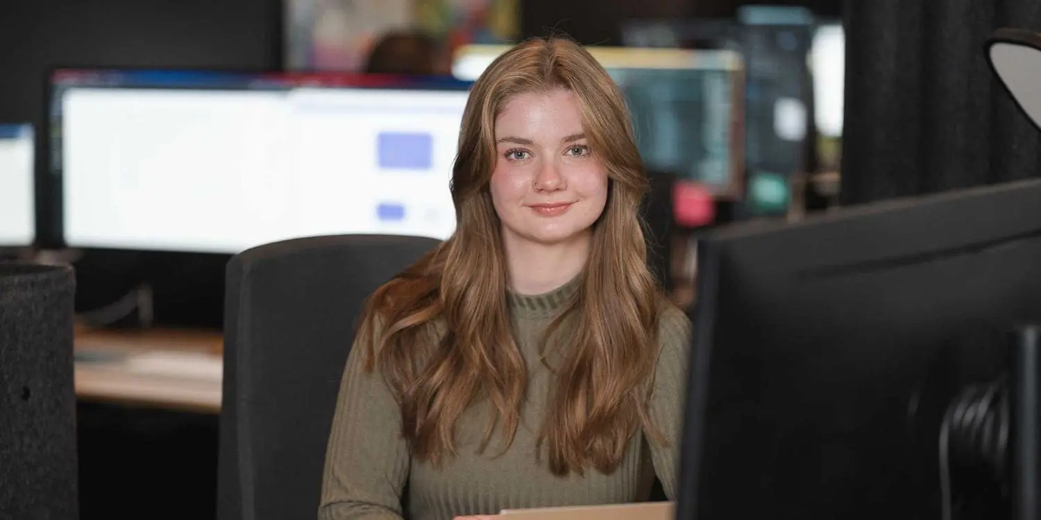 Hur mäter man SEO? 1 Hur mäter man SEO? SEO-specialist Ulrika på webbyråns kontor i Karlstad