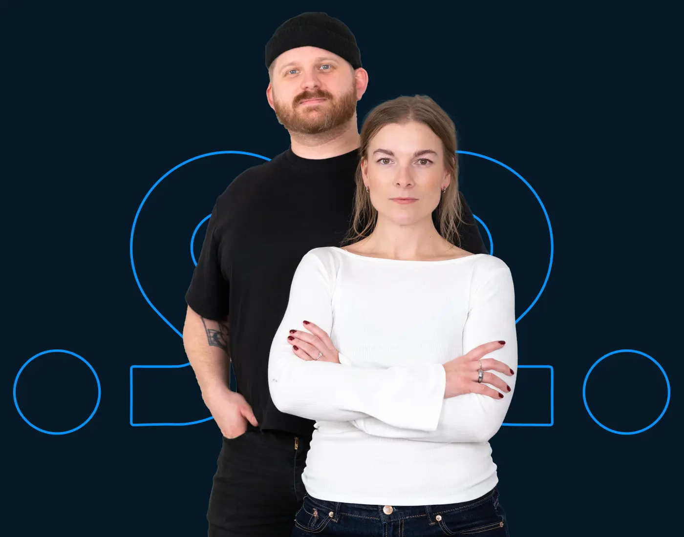 Kim Persson Webbutvecklare och Cecilia Ljungqvist Webbutvecklare står framför Decision By Hearts logotyp och tittar in i kameran för att marknadsföra valmanifest 2026.