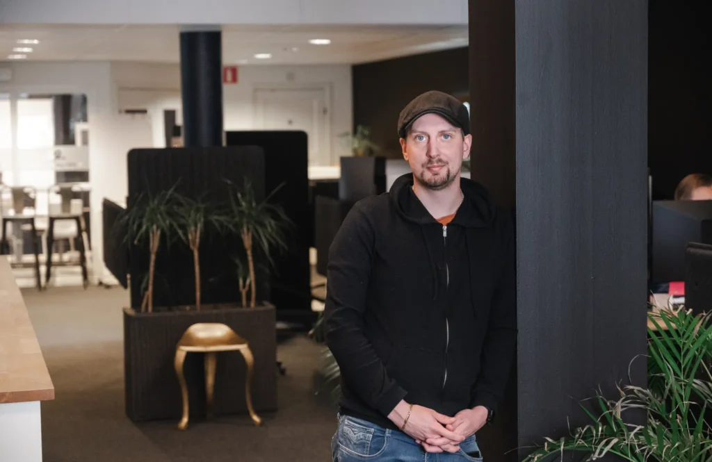 WordPress och Gutenberg: Webbutvecklare Johan på kontoret i Karlstad.