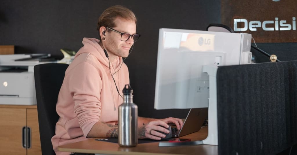 Webbdesigner Cas Raven på webbyråns kontor i Karlstad