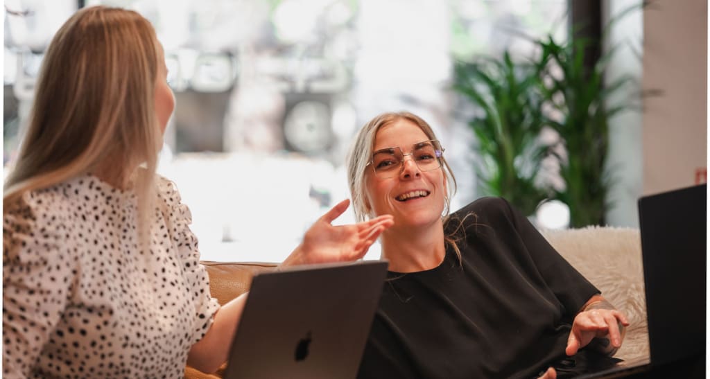 webbutvecklare cecilia ljugquist och veronica selenvall på webbyråns kontor i karlstad