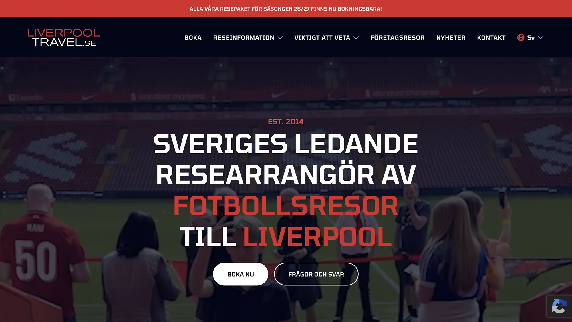 Skärmbild över startsidan på LiverpoolTravel. Mörk meny med en notis i rött överst. Bakgrundsfilm som visas som stillbild i skärmbilden, med vit och röd text samt knappar.