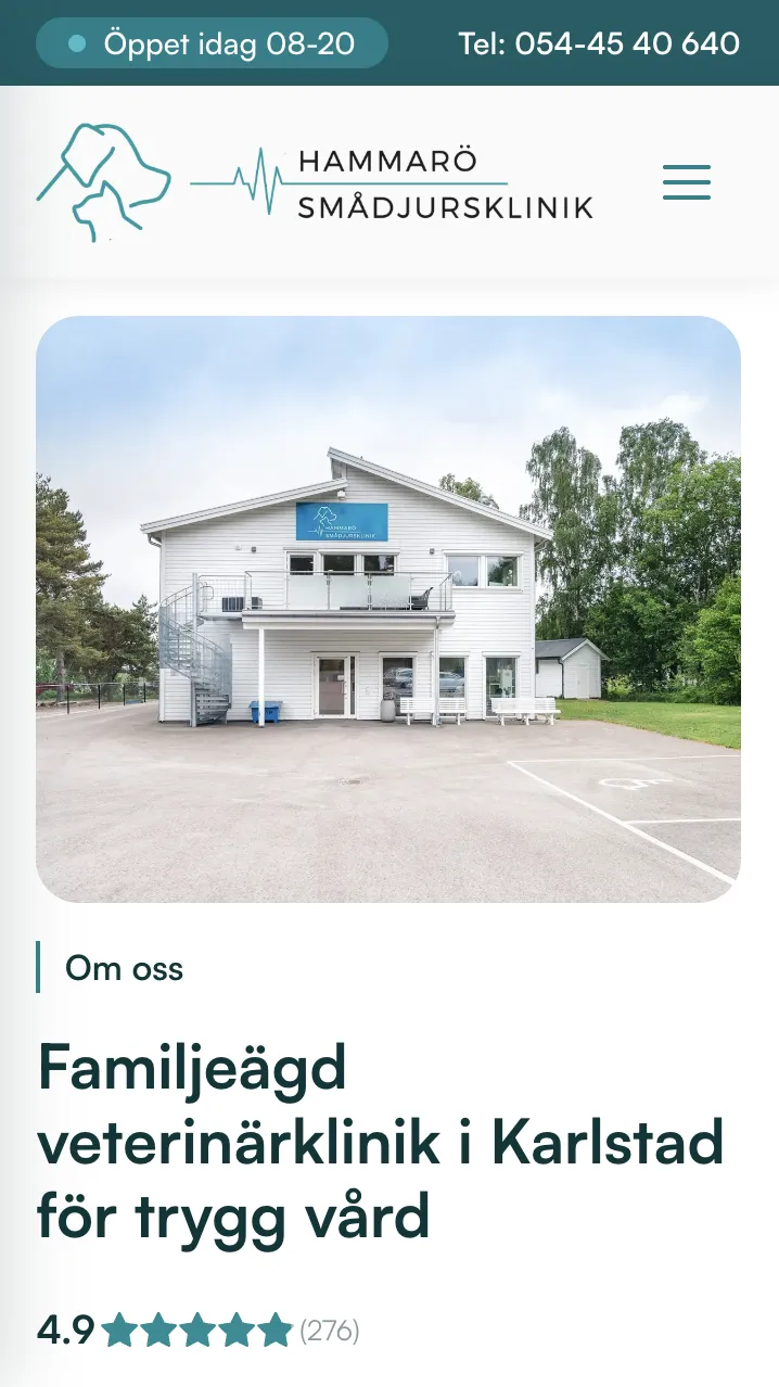 Skärmavbild över Hammarö Smådjurskliniks hemsida i mobilvy. På bilden syns kliniken och information om den.