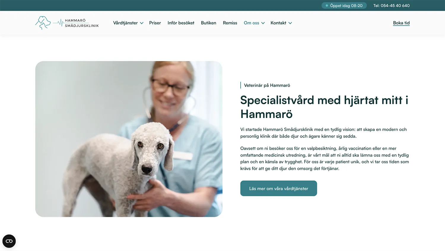 Skärmavbild över Hammarö Smådjursklinik hemsida. På bilden visas en delad sektion med bild på en hund under undersökning och text om kliniken till höger.